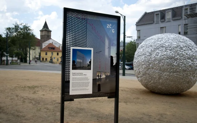 V centru města se objevila obří kulička s průměrem přes tři metry, má vzbudit zájem o tvorbu ve veřejném prostoru