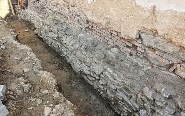 Rekonstrukce nádvoří zámku v Boru u Tachova vydala nečekané objevy z období středověku