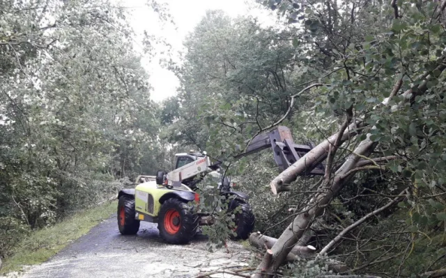 Silný vítr urval střechu rodinného domu a další poškodil, strom na kolejích zastavil také mezinárodní vlak