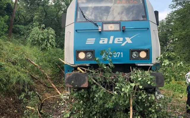 Silný vítr urval střechu rodinného domu a další poškodil, strom na kolejích zastavil také mezinárodní vlak