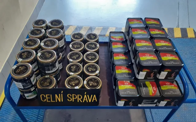 Řidič s moldavskou značkou pašoval cigarety a alkohol, namířeno měl do Francie
