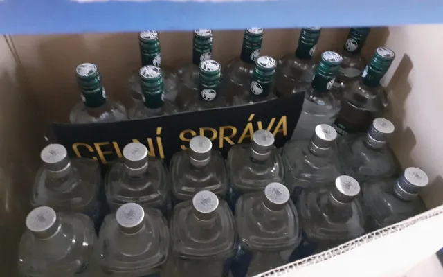 Řidič s moldavskou značkou pašoval cigarety a alkohol, namířeno měl do Francie
