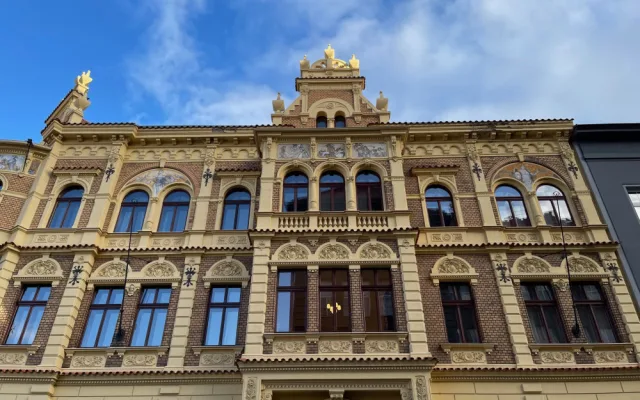 Tento dům na rohu Petákovy a Jagellonské ulice také vybudoval Rudolf Štech