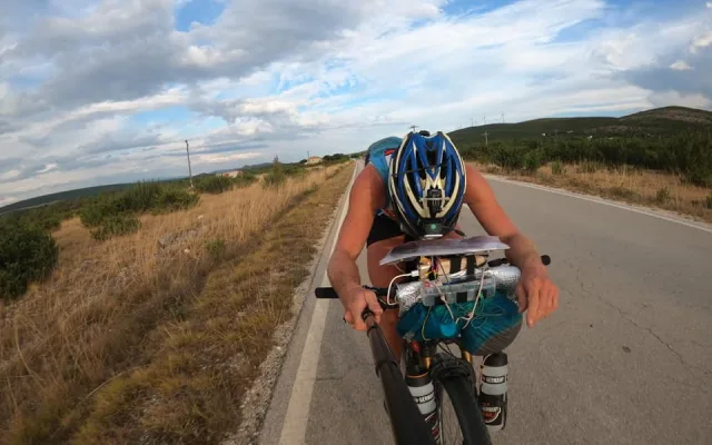 Extrémní biker Martin Vít stráví na závodech celé dny, s sebou má jen kolo, spacák a trochu zásob