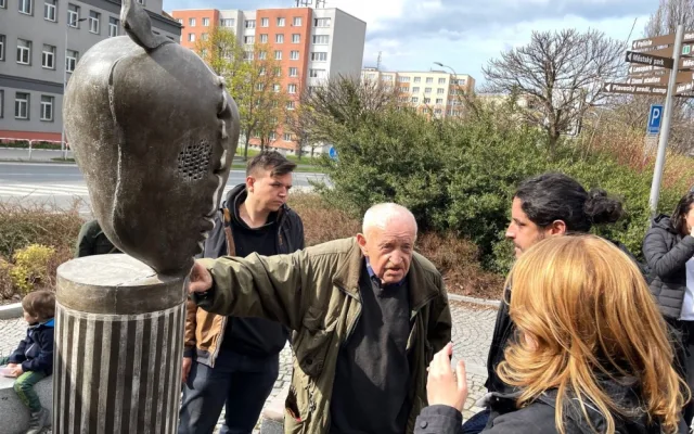 Akademický sochař Jan Hendrych diskutuje se svými studenty na výstavě v Klatovech