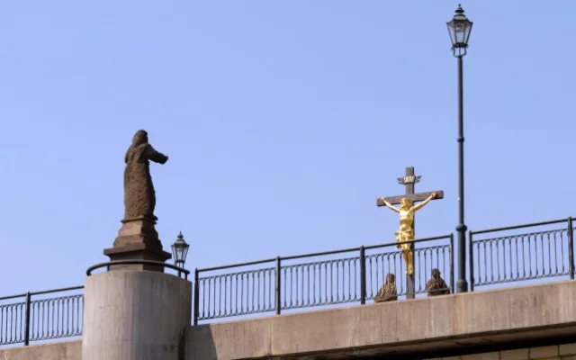 Rooseveltům most zdobí několik historických soch