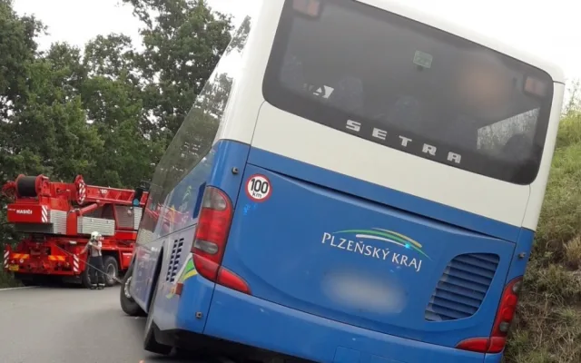 Hasiči vyprošťovali deset osob z havarovaného autobusu, který skončil v příkopu
