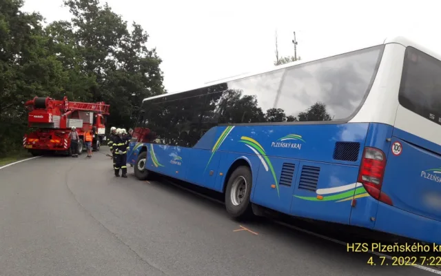 Hasiči vyprošťovali deset osob z havarovaného autobusu, který skončil v příkopu
