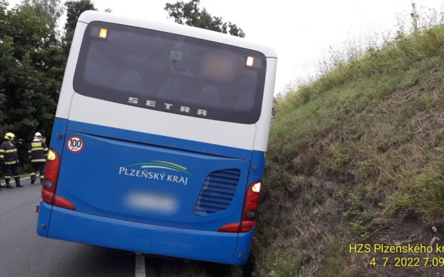 Hasiči vyprošťovali deset osob z havarovaného autobusu, který skončil v příkopu