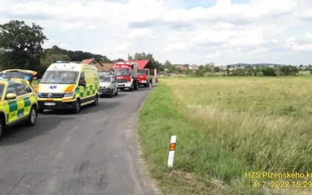 Vlak na přejezdu smetl traktor, jeho řidič střet nepřežil. Záchranáři ošetřovali i zraněné pasažéry