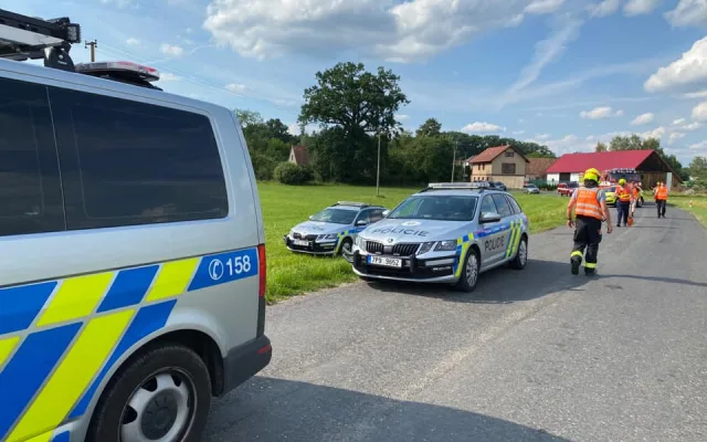 Vlak na přejezdu smetl traktor, jeho řidič střet nepřežil. Záchranáři ošetřovali i zraněné pasažéry