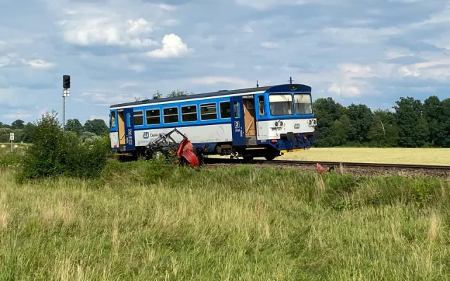 Vlak na přejezdu smetl traktor, jeho řidič střet nepřežil. Záchranáři ošetřovali i zraněné pasažéry