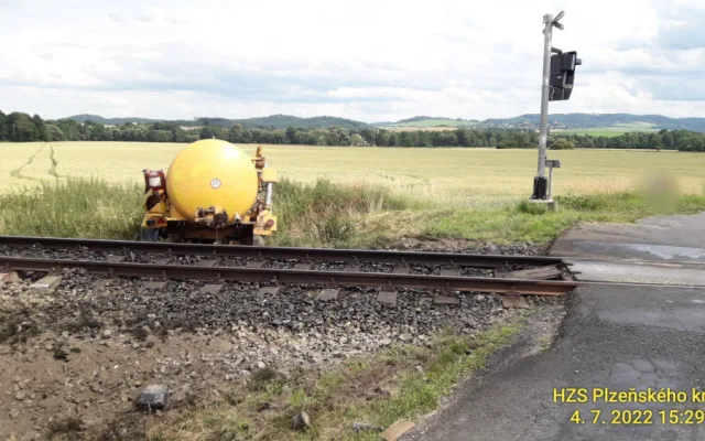 Vlak na přejezdu smetl traktor, jeho řidič střet nepřežil. Záchranáři ošetřovali i zraněné pasažéry