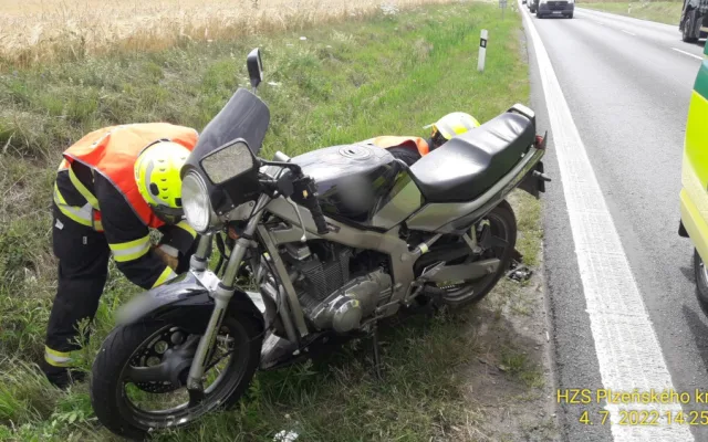 Hasiči zasahovali u nehody motorkáře poblíž Chotěšova