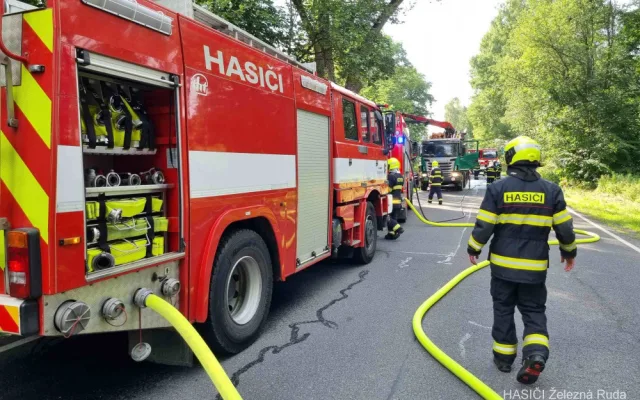 Kamion s nákladem dřeva náhle vzplál, statečný řidič dokázal hydraulickou rukou vyložit většinu hořících klád