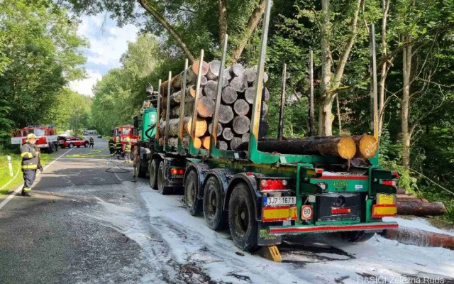 Kamion s nákladem dřeva náhle vzplál, statečný řidič dokázal hydraulickou rukou vyložit většinu hořících klád