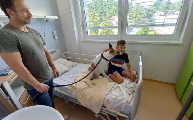 Dětské pacienty v Klatovské nemocnici potěšil knižní a filmový psí hrdina Gump