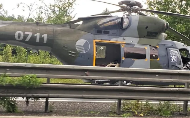 Na dálnici přistál vrtulník armádních záchranářů