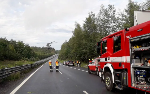 Těžké nehoda ochromila provoz na dálnici D5, jeden muž je v kritickém stavu, další utrpěl těžké zranění