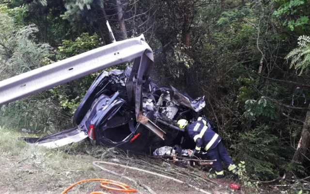 Těžké nehoda ochromila provoz na dálnici D5, jeden muž je v kritickém stavu, další utrpěl těžké zranění