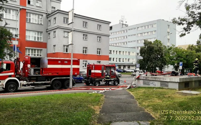 Hasiči v hloubce čerpali vodu ze zatopeného kolektoru, natekla tam po poruše vodovodního potrubí