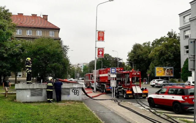 Hasiči v hloubce čerpali vodu ze zatopeného kolektoru, natekla tam po poruše vodovodního potrubí