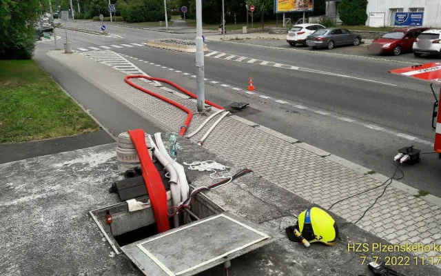 Hasiči v hloubce čerpali vodu ze zatopeného kolektoru, natekla tam po poruše vodovodního potrubí