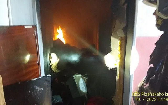 Hasiči likvidovali požár uvnitř bytu zaplněného harampádím, které komplikovalo zásah