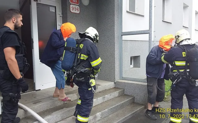 Evakuace osob z hořícího bytu
