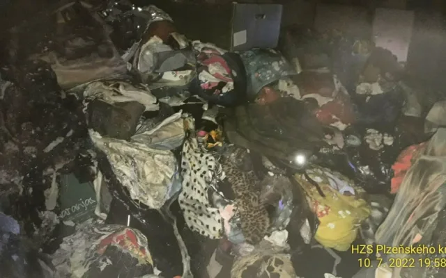 Hasiči likvidovali požár uvnitř bytu zaplněného harampádím, které komplikovalo zásah