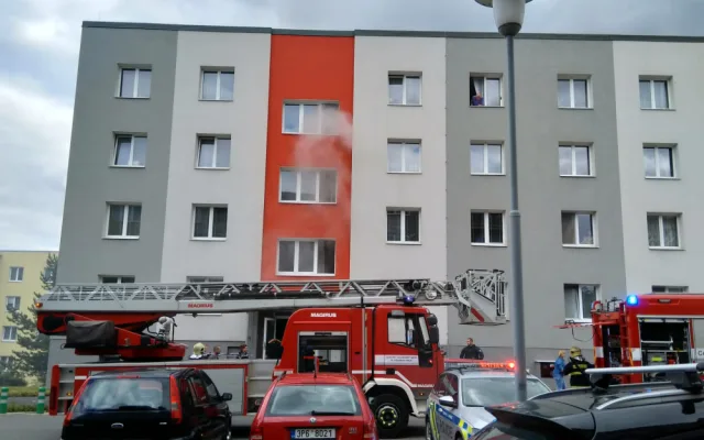 Hasiči likvidovali požár uvnitř bytu zaplněného harampádím, které komplikovalo zásah
