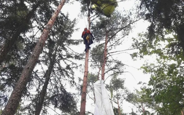 Dvojice armádních výsadkářů zůstala uvězněná v korunách stromů, pomoci jim museli lezečtí záchranáři