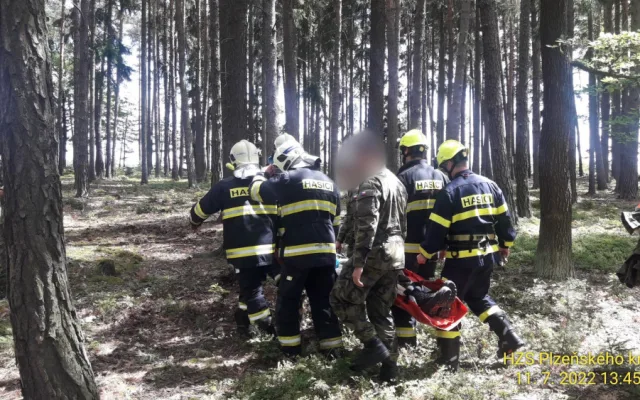 Dvojice armádních výsadkářů zůstala uvězněná v korunách stromů, pomoci jim museli lezečtí záchranáři