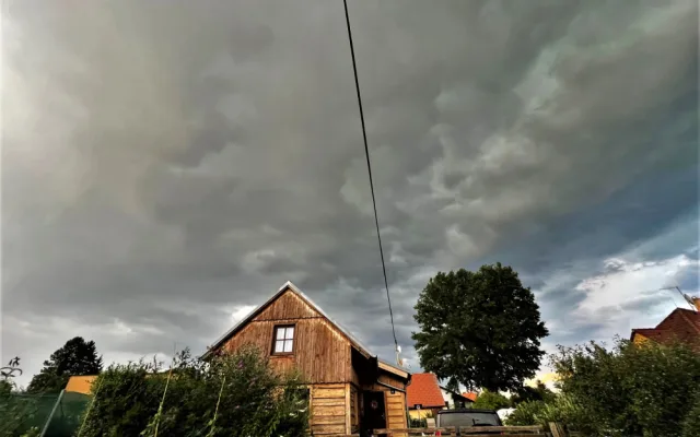 Z tohoto mraku se začaly sypat kroupy