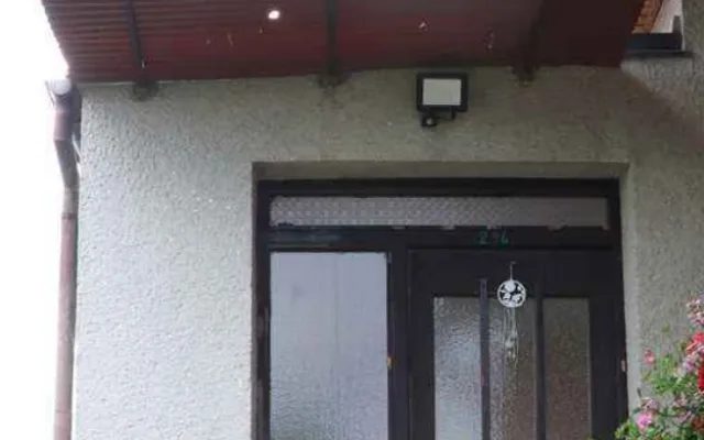 Řidič nakladače zavadil hydraulickou rukou o trakční vedení, po elektrickém výboji mu explodovaly pneumatiky
