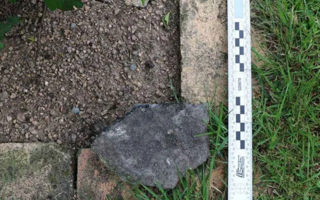 Řidič nakladače zavadil hydraulickou rukou o trakční vedení, po elektrickém výboji mu explodovaly pneumatiky
