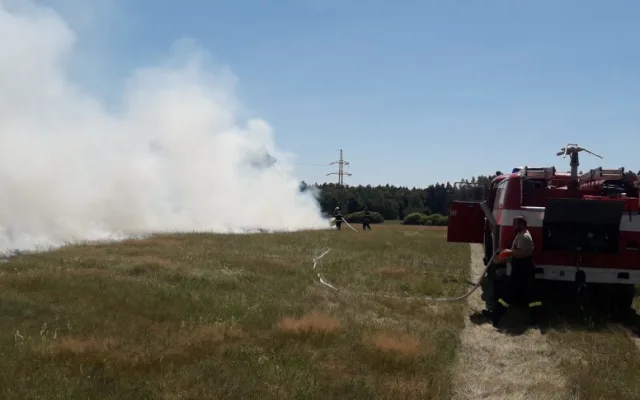 Požár louky u obce Staré Sedliště na Tachovsku
