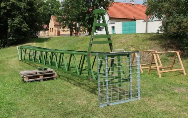 Nový stožár s hnízdní podložkou je už hotový