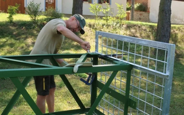 Nový stožár s hnízdní podložkou je už hotový