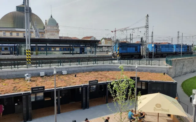 Před rokem vyrostla u hlavního nádraží Paluba Hamburk, stavba z kontejnerů slaví první výročí novou výstavou