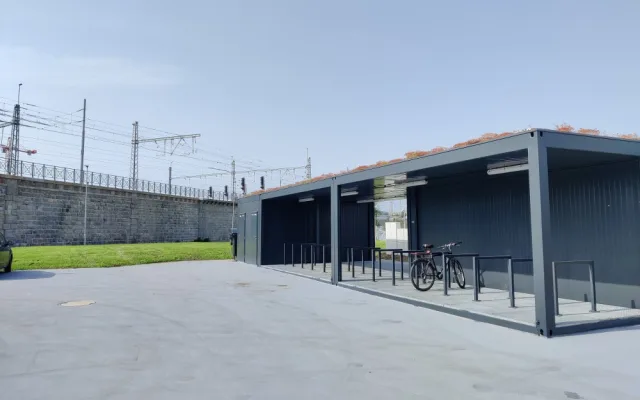 Před rokem vyrostla u hlavního nádraží Paluba Hamburk, stavba z kontejnerů slaví první výročí novou výstavou