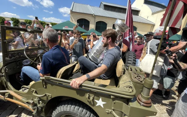 Slavný Stanley Cup je na den v Plzni. Domů ho přivezl ukázat fanouškům vítěz NHL, brankář Colorada Pavel Francouz