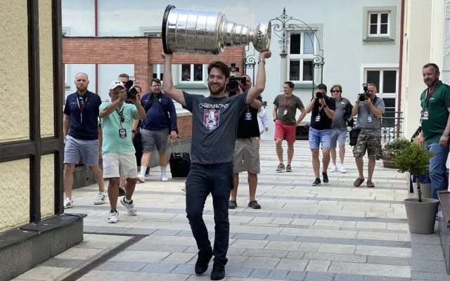 Slavný Stanley Cup je na den v Plzni. Domů ho přivezl ukázat fanouškům vítěz NHL, brankář Colorada Pavel Francouz