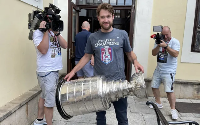 Slavný Stanley Cup je na den v Plzni. Domů ho přivezl ukázat fanouškům vítěz NHL, brankář Colorada Pavel Francouz