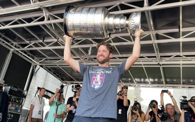 Slavný Stanley Cup je na den v Plzni. Domů ho přivezl ukázat fanouškům vítěz NHL, brankář Colorada Pavel Francouz