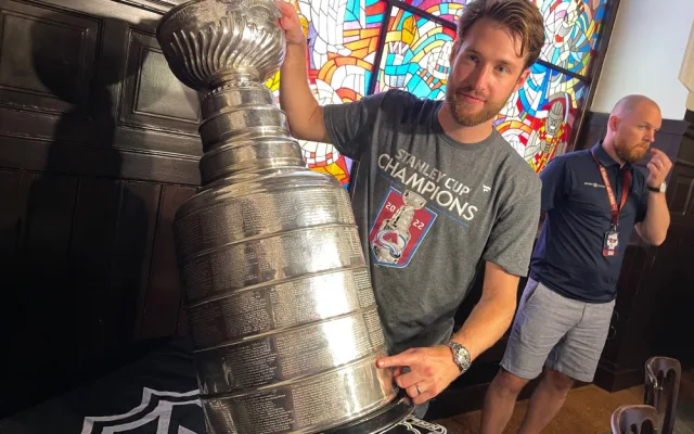 Slavný Stanley Cup je na den v Plzni. Domů ho přivezl ukázat fanouškům vítěz NHL, brankář Pavel Francouz