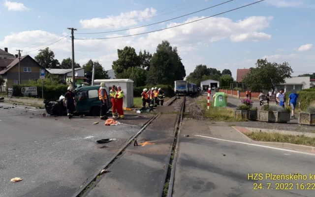Při střetu vlaku s osobákem, zahynula na železničním přejezdu spolujezdkyně, další lidé utrpěli zranění