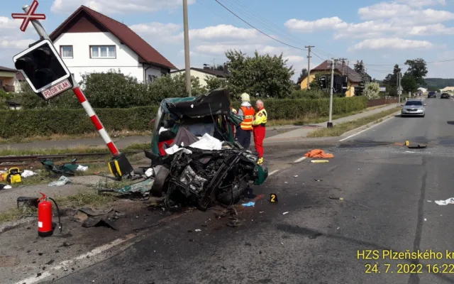 Při střetu vlaku s osobákem, zahynula na železničním přejezdu spolujezdkyně, další lidé utrpěli zranění