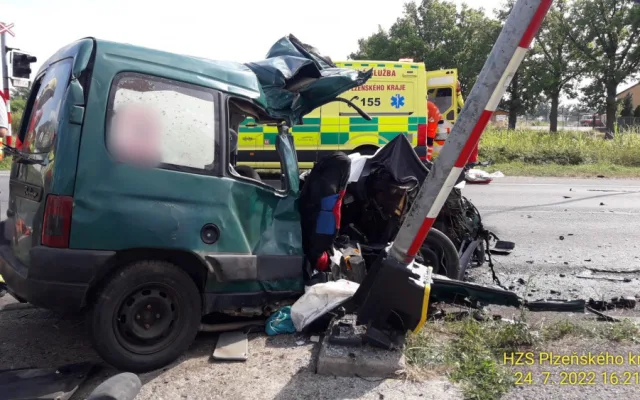 Při střetu vlaku s osobákem, zahynula na železničním přejezdu spolujezdkyně, další lidé utrpěli zranění