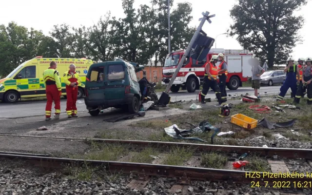 Při střetu vlaku s osobákem, zahynula na železničním přejezdu spolujezdkyně, další lidé utrpěli zranění